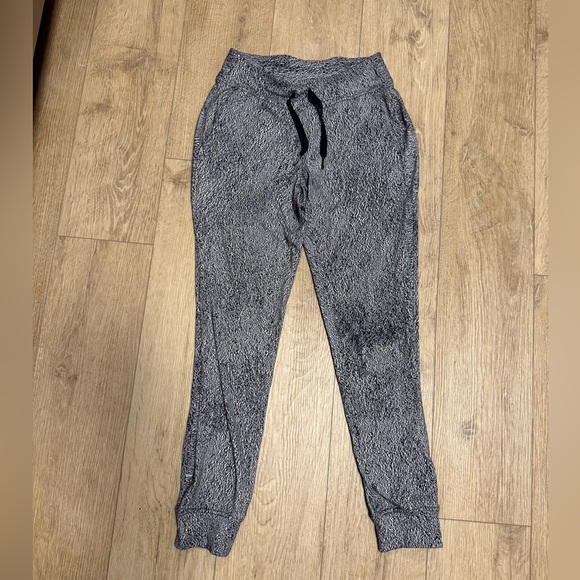 Lululemon Ready To Rulu Pant
Running Luon Spray Jacquard White Black. Size 4. - Picture 4 of 6